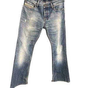 Diesel .”Zathan” size 30/34 EUC intentional
Tiny paint dots on leg- wide leg